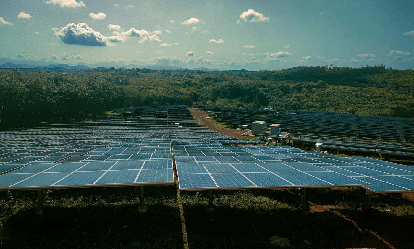 Fileiras de painéis solares de uma grande usina fotovoltaica vistas do alto