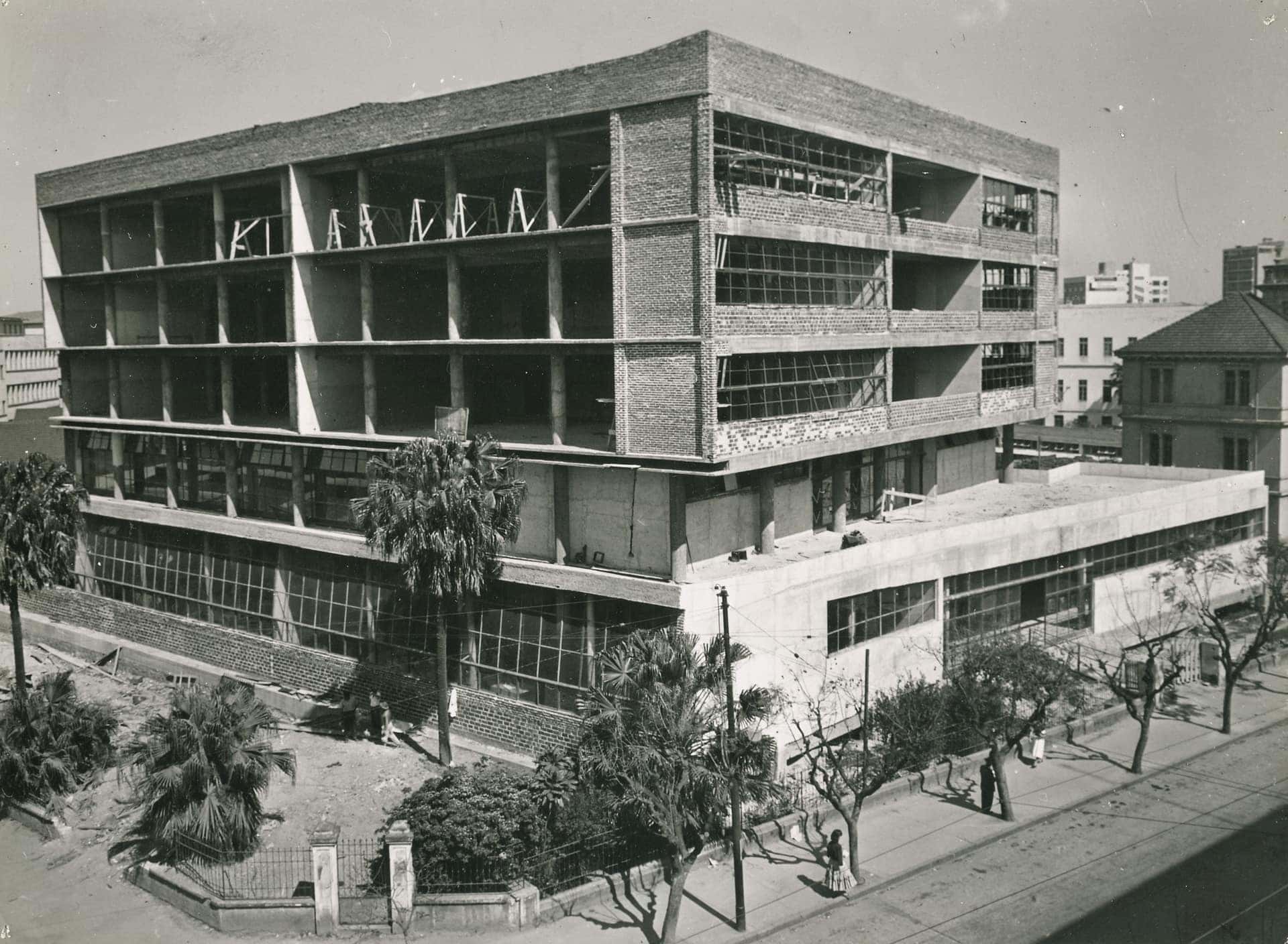 Fotografia de arquivo em preto e branco de um edifício modernista com brises e pilotis, em meados do século XX